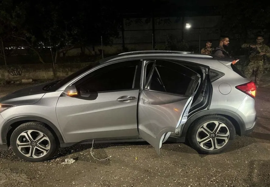 O Honda HRV encontrado pelos policiais da DHC com três cadáveres, no Camorim 