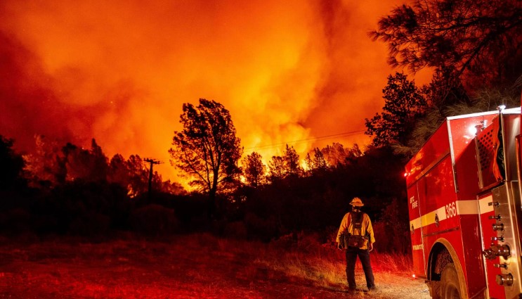 O incêndio em Highland, no interior do estado, a sudeste de Los Angeles, já atravessou uma rodovia e destruiu três edifícios