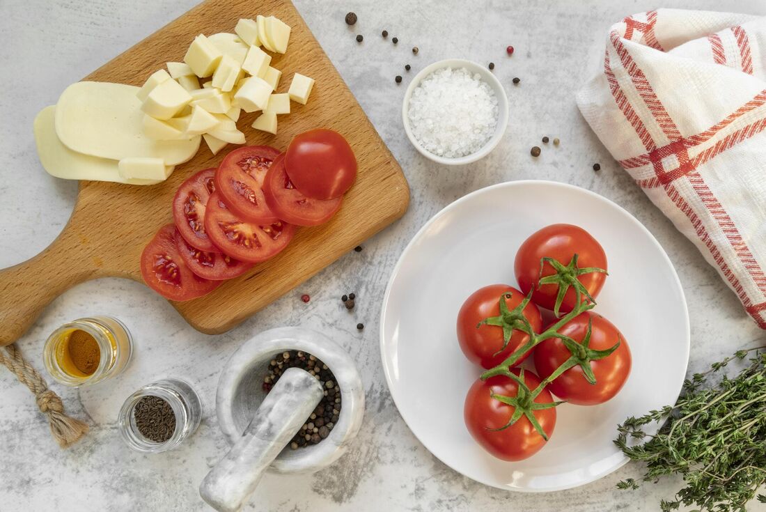 Tomate, queijo, álcool, carne vermelha, embutidos, frutas cítricas, frituras, comidas gordurosas e quantidade exagerada de água são alimentos não recomendados para consumo antes da hora de dormir.