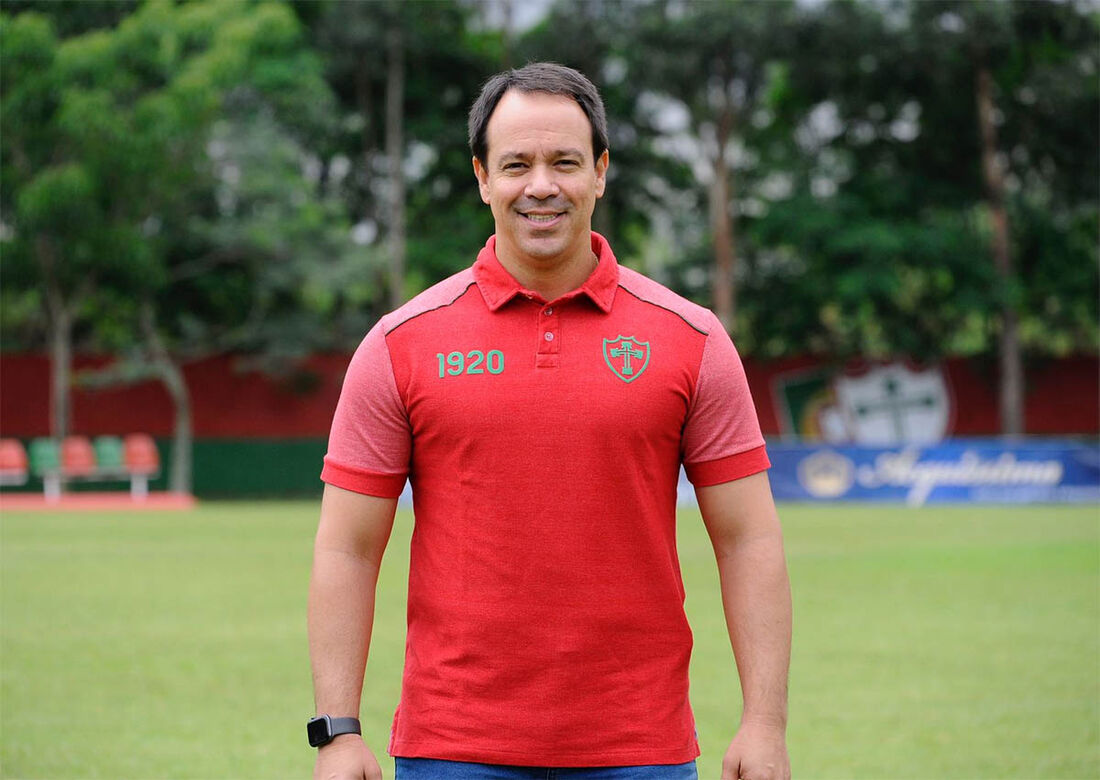 Vestindo a camisa da Lusa, o treinador já se apresentou no Centro de Treinamento do Parque Ecológico do Tietê