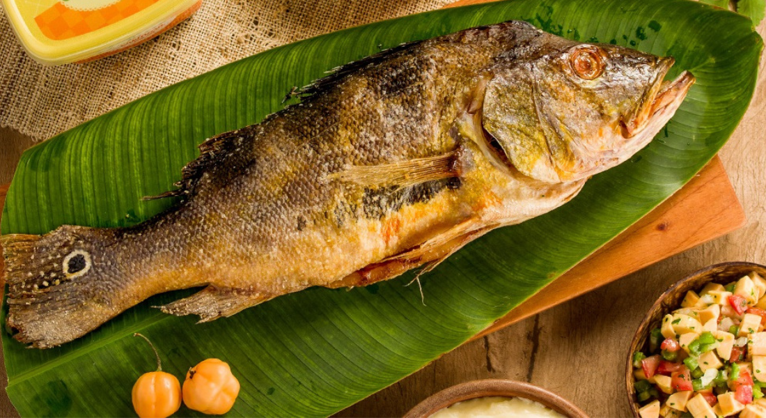 Tucunaré assado na folha de bananeira com purê de mandioca e goma de tapioca