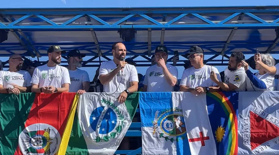 Deputado Eduardo Bolsonaro (PL-SP) em movimento pró-armas em Brasília