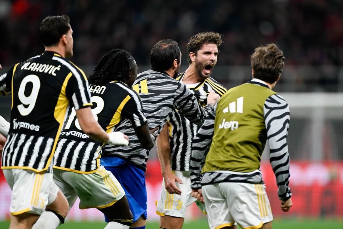 O meio-campista italiano Manuel Locatelli comemora o go da vitória da Juventus sobre o Milan