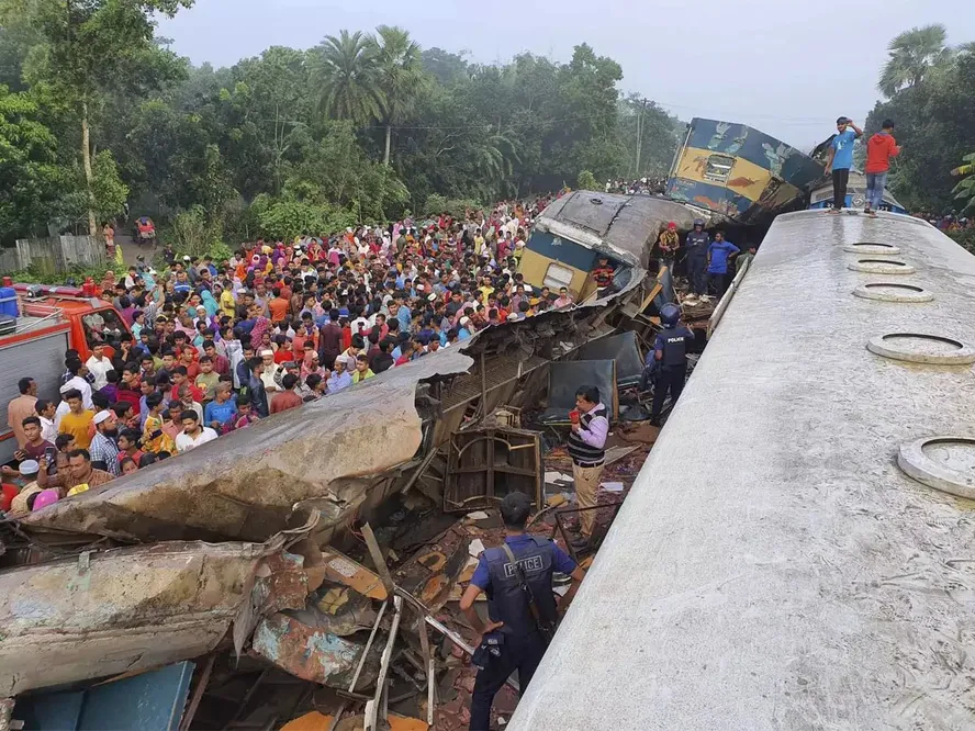 Colisão de trens em Bangladesh deixa 17 mortos e mais de 100 feridos 