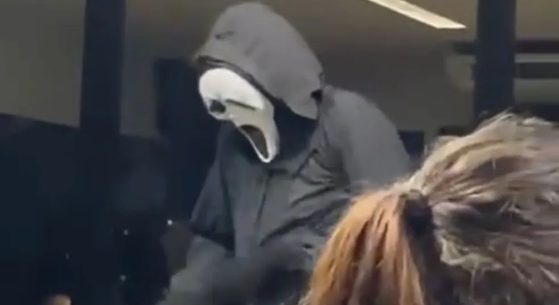 Estudante vestido de Ghostface causou tumulto na Unibra