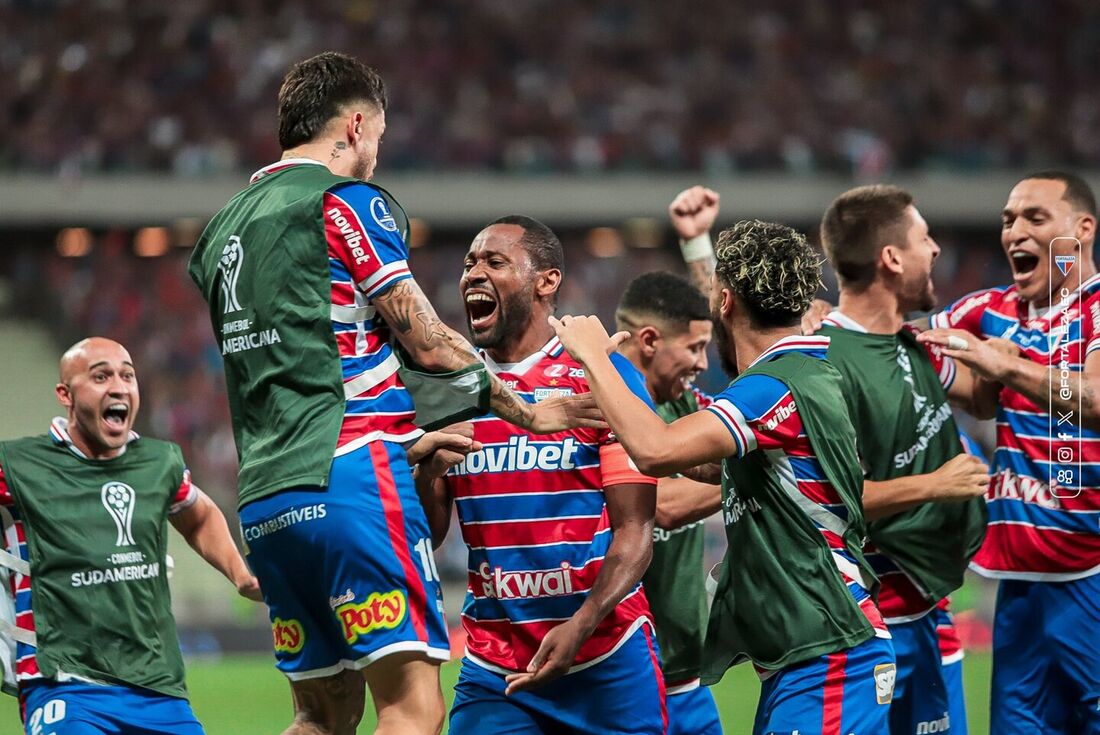 Jogadores celebram gol marcado por Tinga, o segundo do Fortaleza