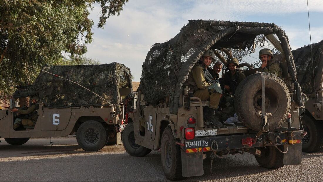 Tropas israelenses tomam posição na cidade de Beersheba, no sul, após um ataque militante inesperado por combatentes do Hamas em 7 de outubro de 2023.