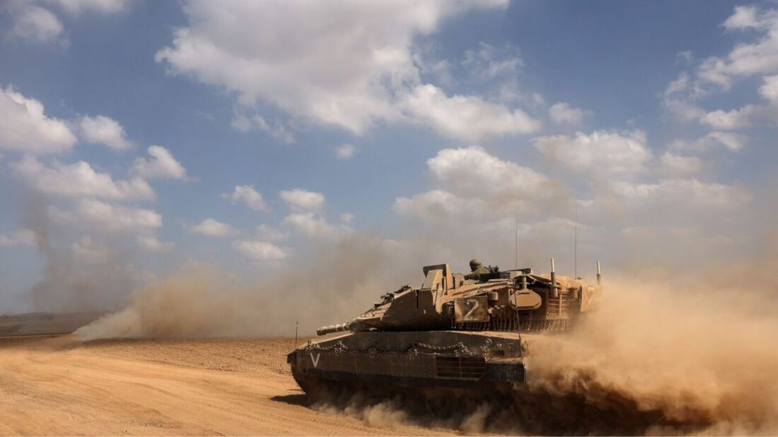 m tanque de guerra do exército israelense se move ao longo da fronteira com a Faixa de Gaza, no sul de Israel, 13 de outubro de 2023.