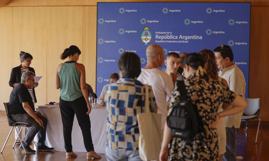 Argentinos residentes no Brasil vão à embaixada para eleger presidente