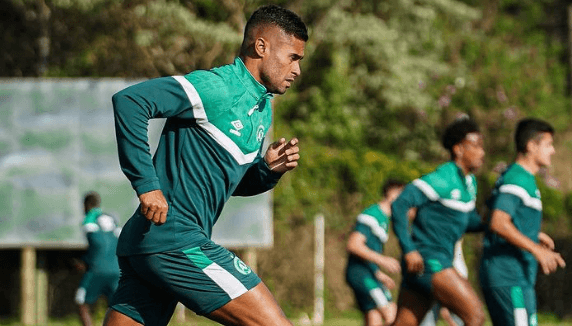 Kayke durante treino da Chapecoense