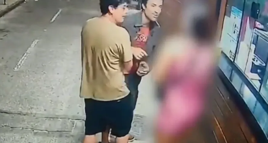 Bruno de Luca tenta conter Kayky Brito, que aborda mulher em quiosque da orla da Barra da Tijuca, no dia 2 de setembro 