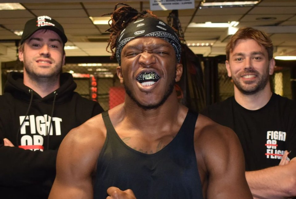 Influencer britânico KSI exibe seu protetor bucal antes da luta contra Tommy Fury