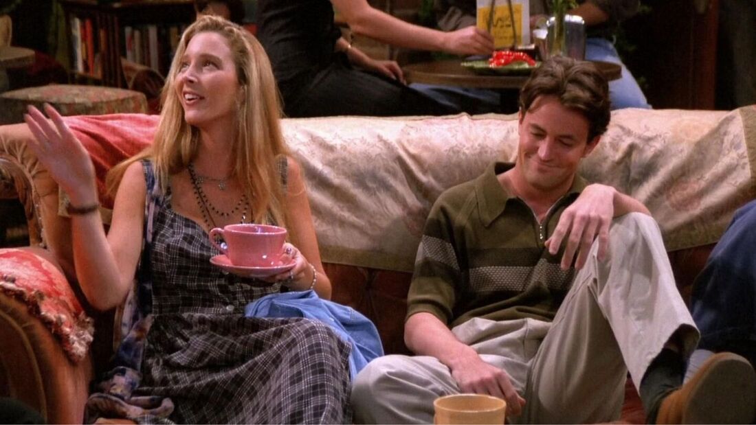 Lisa Kudrow e Matthew Perry no set de "Friends"