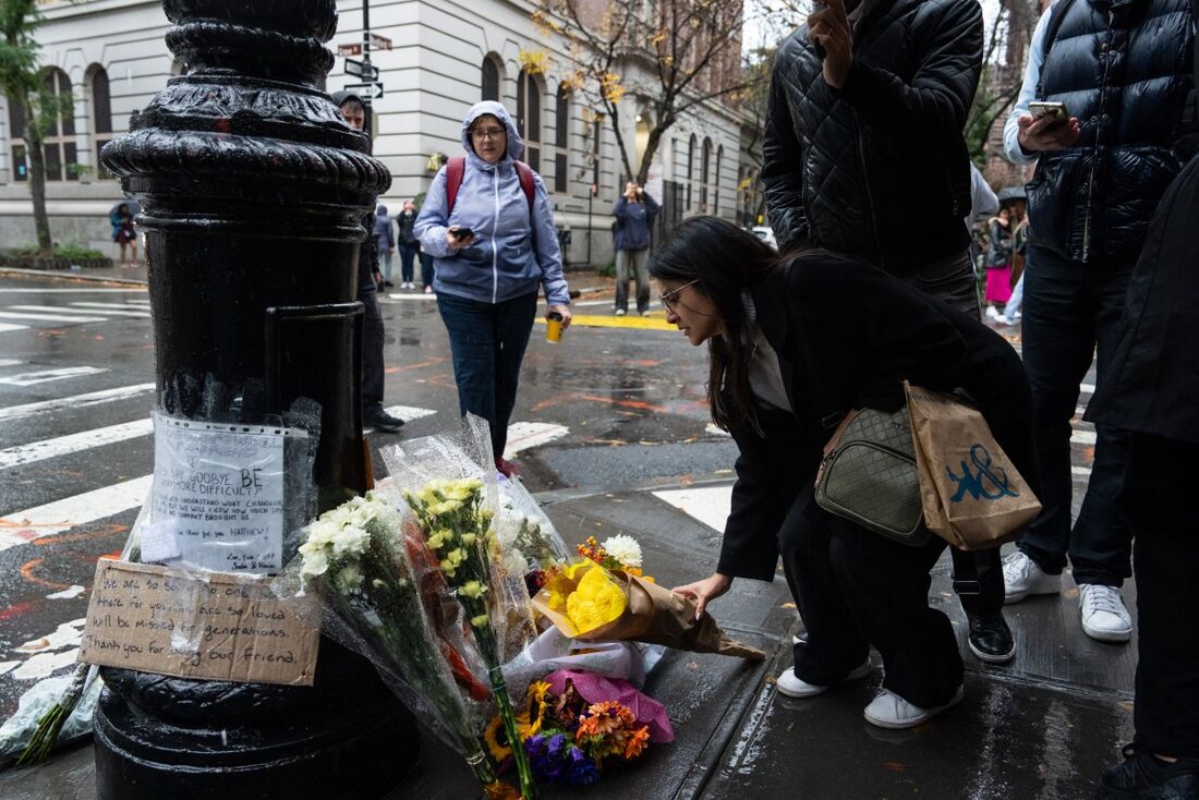 Em Nova York, ramos de flores e cartas em homenagem a "Chandler" se amontoaram