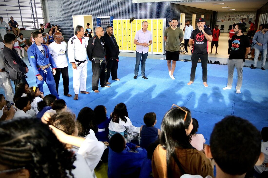 Minotauro e Minotouro trocaram experiências com os jovens e ressaltaram a importância de ser um campeão na vida 