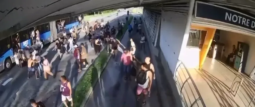 Pessoas aparecem correndo na estação Notre Dame, na Zona Oeste