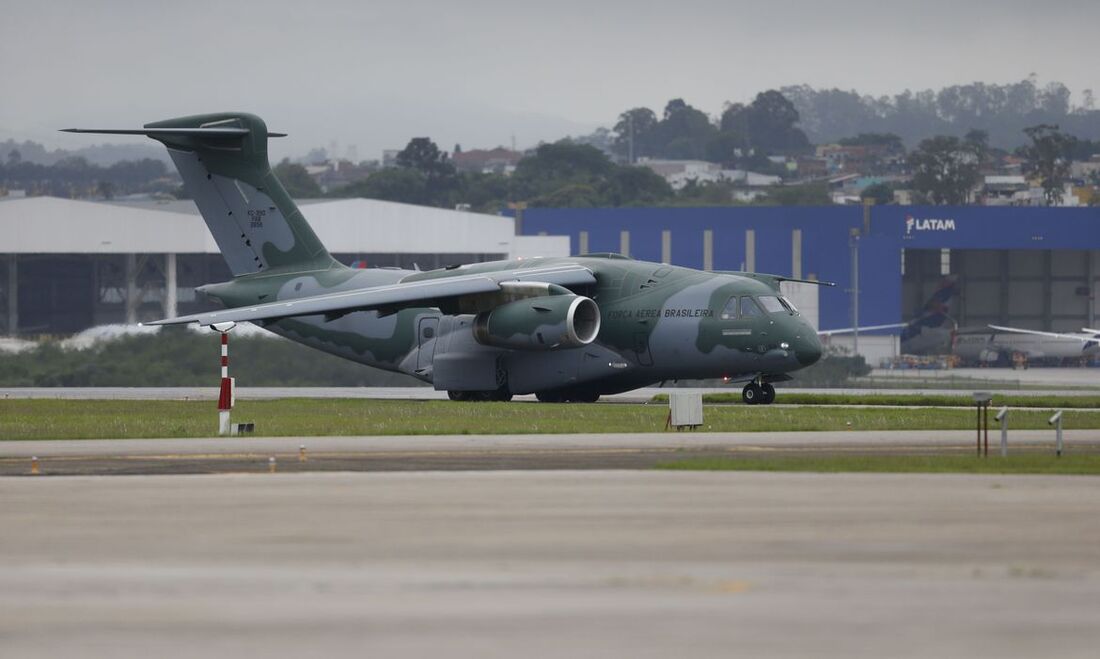 Quinta aeronanave chegando com os repatriados do Oriente Médio