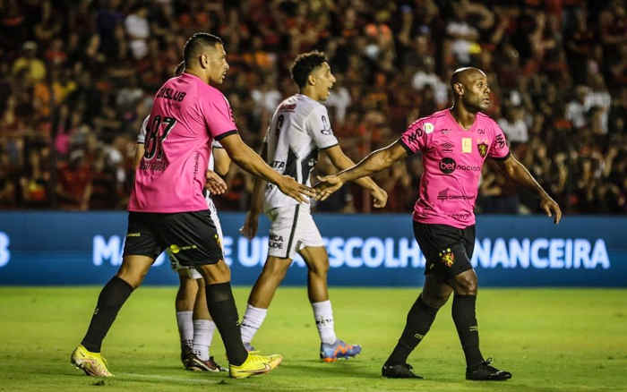 Diego Souza e Vagner Love durante jogo com a Ponte Preta