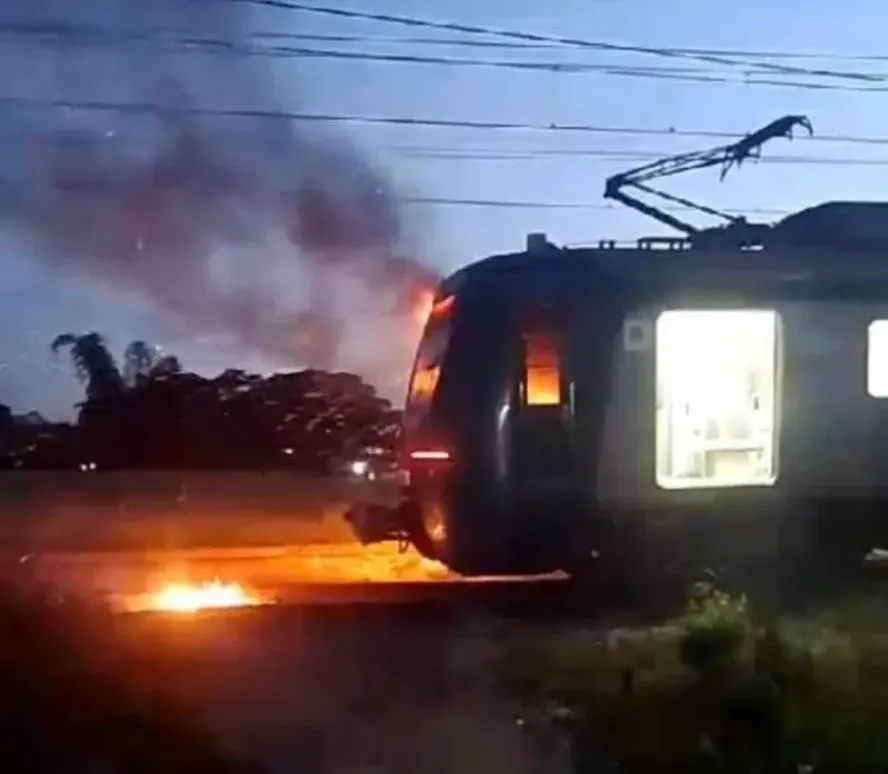 Trem do Ramal de Santa Cruz é incendiado por milicianos