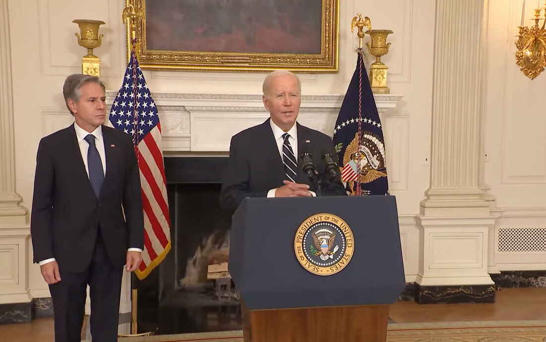 Presidente dos EUA, Joe Biden, ao lado do secretário de Estado americano, Antony Blinken, durante pronunciamento na Casa Branca 