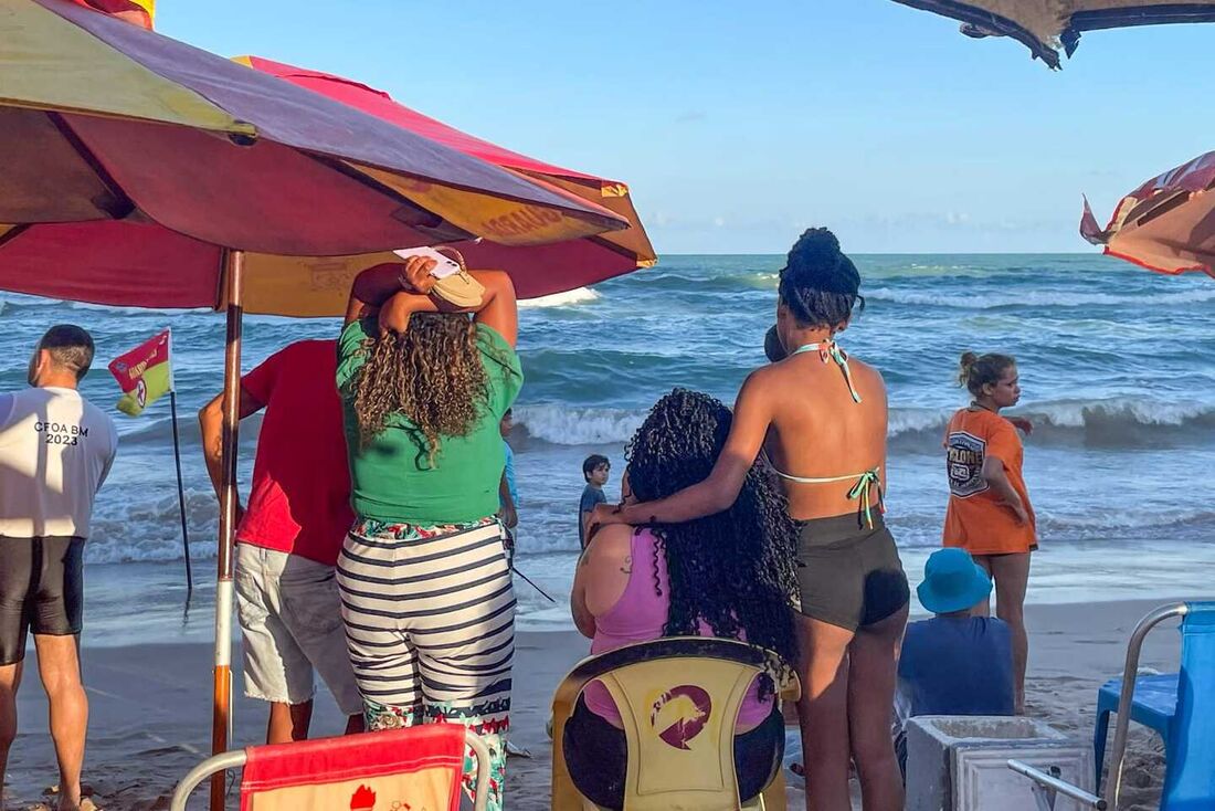 Familiares da vítima no local do desaparecimento