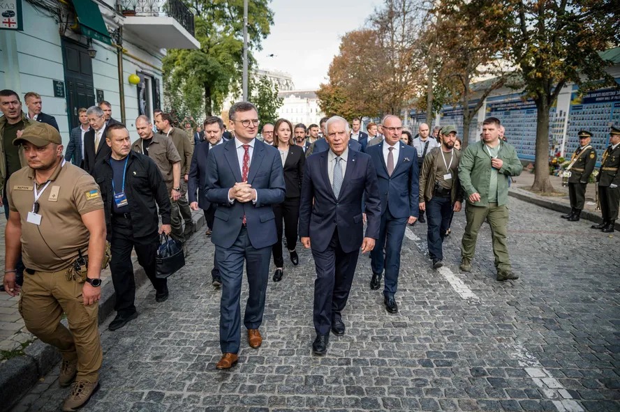 Dmytro Kuleba caminha ao lado de chanceleres europeus em Kiev