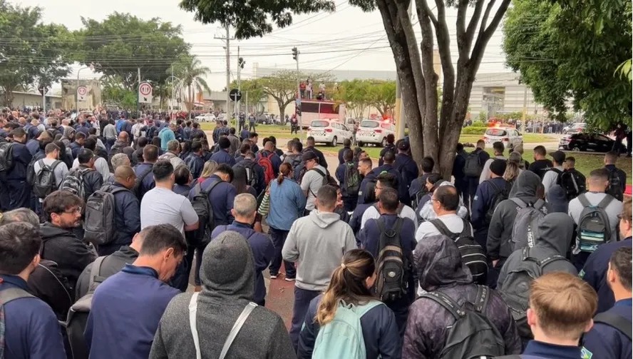 Assembleia dos metalúrgicos da Embraer, na qual decidiram paralisar as atividades