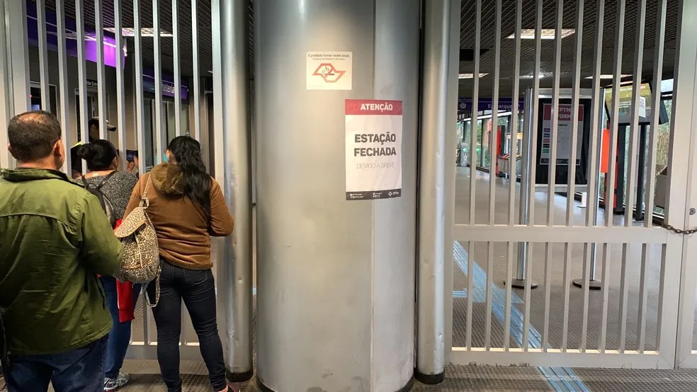 Devido à greve, passageiros encontram cartaz informando que os portões estão fechados na Estação Itaim Paulista, na Zona Leste em São Paulo