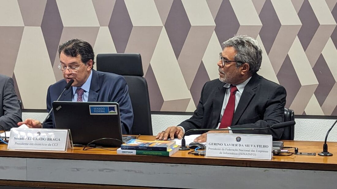 Senador Eduardo Braga, presidente da CCJ do Senador, e Gerino Xavier, presidente da FENAINFO 