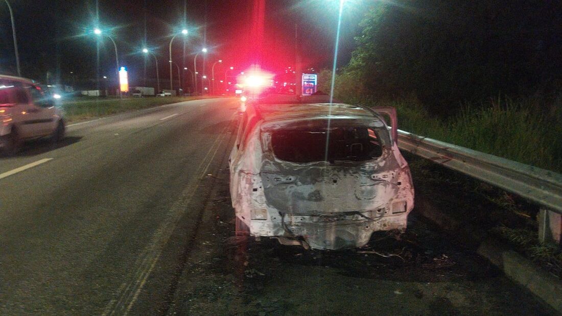 Carro estava estacionado no acostamento da rodovia federal