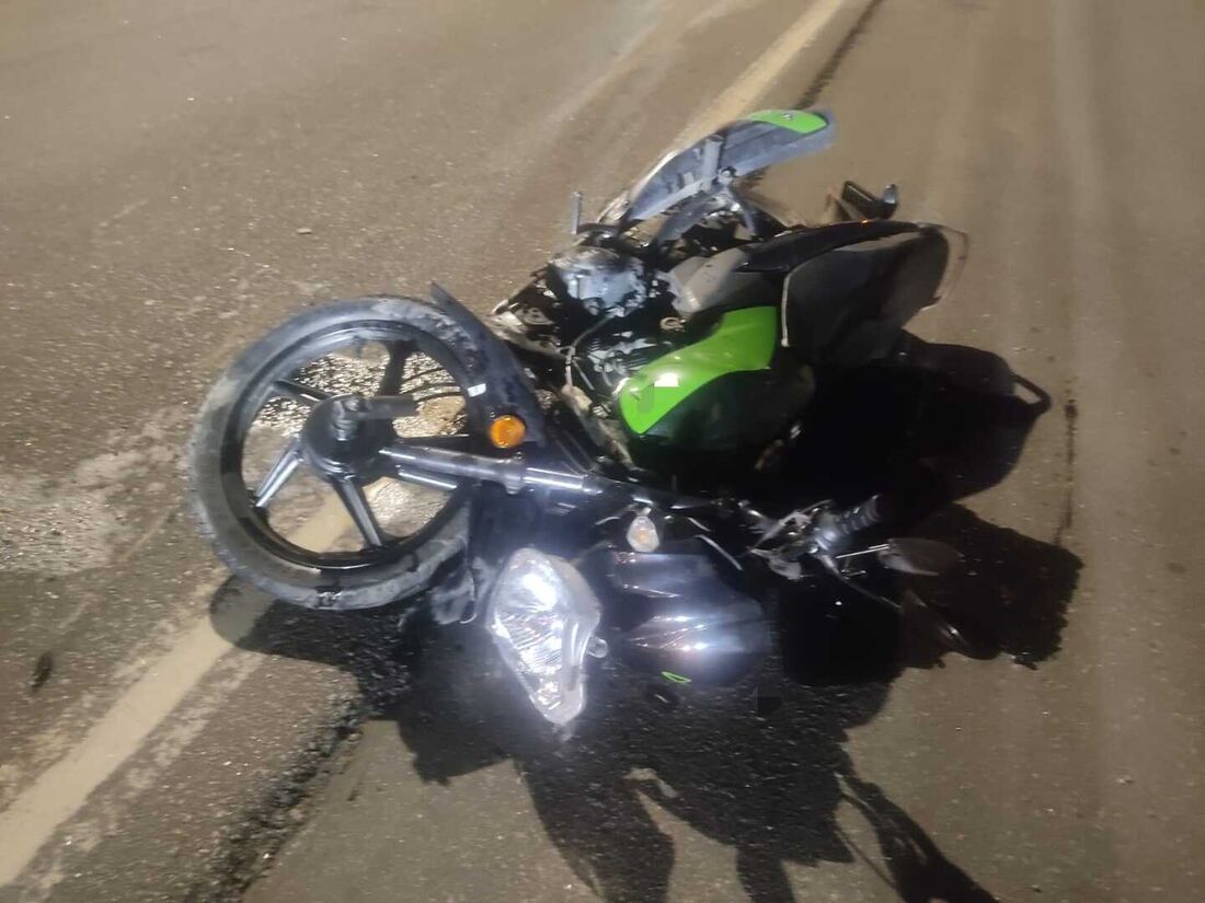 Ônibus passou por cima da moto em que estavam o motociclista e a garupa