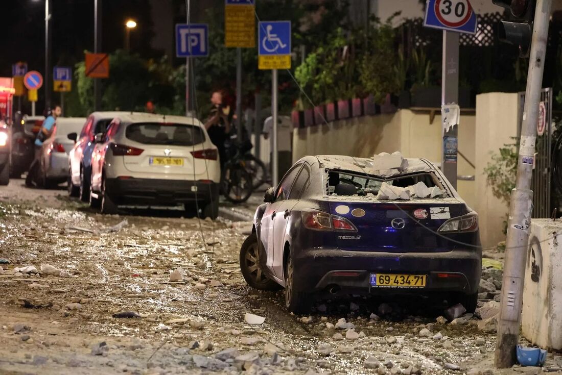 Cenário de destruição em uma rua de Tel Aviv 