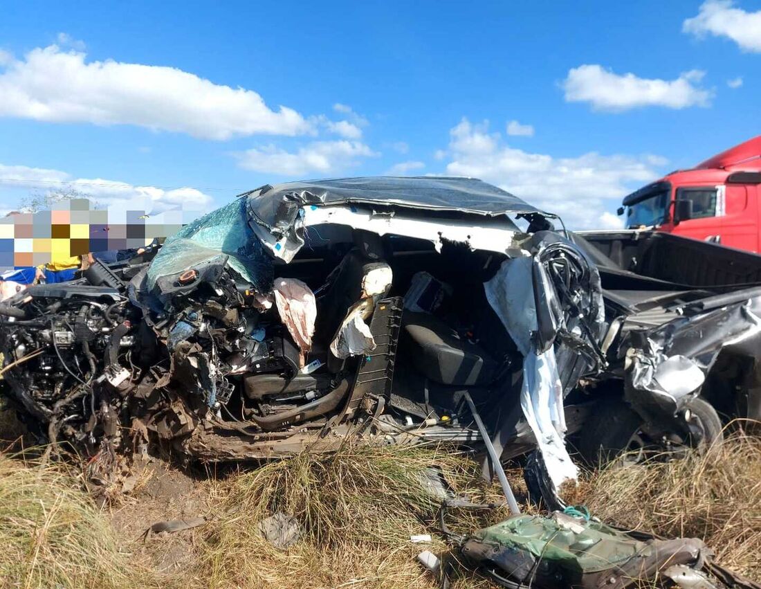 Hilux ficou destruída por causa da colisão