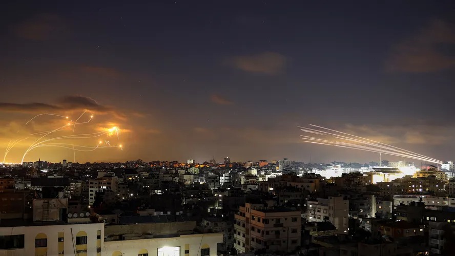 Iron Dome intercepta mísseis vindo da Faixa de Gaza