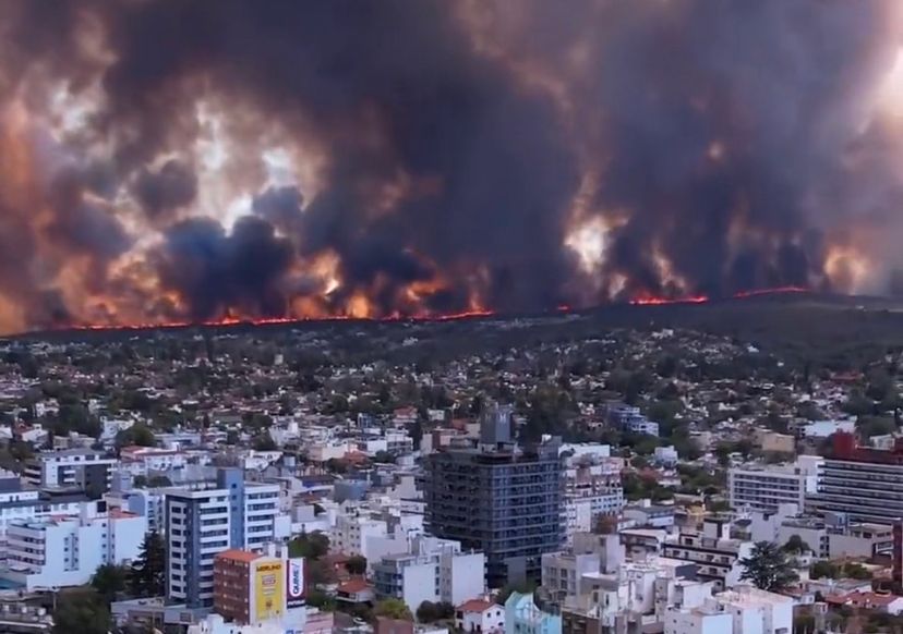 Uma pessoa foi detida, acusada de iniciar um dos incêndios