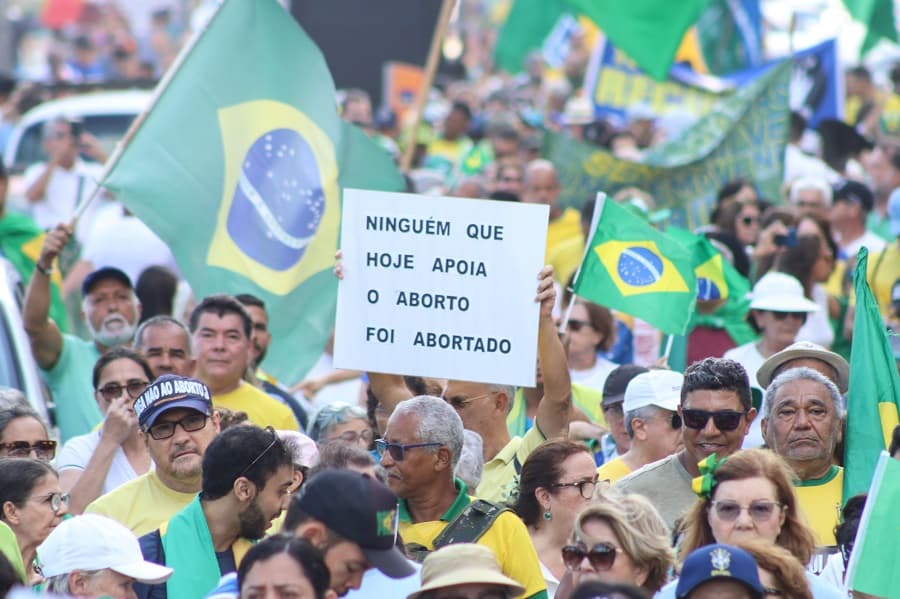 Manifestantes contra o aborto caminharam pela avenida Boa Viagem