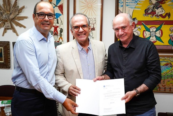 Na foto, o superintendente do HCP, Sidney Batista, o senador Fernando Dueire e o presidente do conselho de administração da Sociedade Pernambucana de Combate ao Câncer, Ricardo de Almeida.