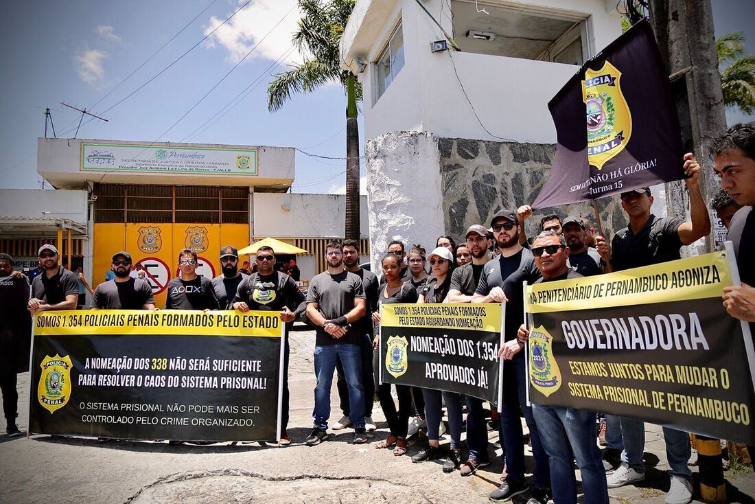 Manifestantes se reúnem em frente ao Complexo Penitenciário do Curado, local da visita do ministro Silvio Almeida