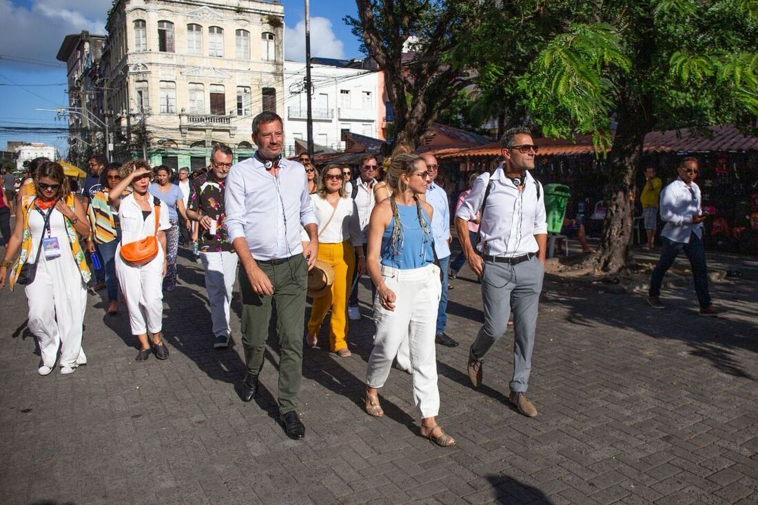 No centro da foto, vice-prefeita do Recife