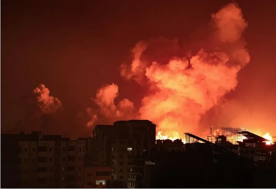 Bola de fogo durante bombardeio israelense na Cidade de Gaza