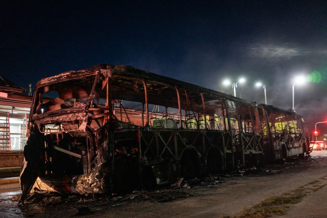 Paramilitares incendiaram pelo menos 35 ônibus