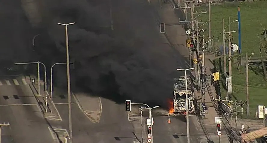 Mais de 30 ônibus foram incendiados a mando de paramilitares