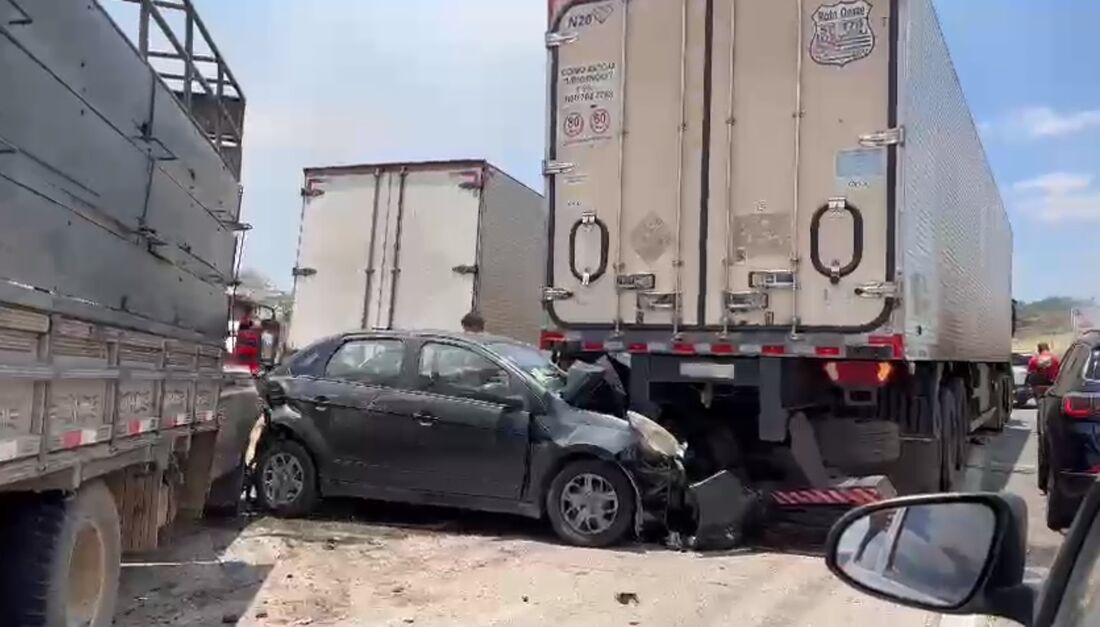 Acidente aconteceu na BR-232, em Vitória de Santo Antão