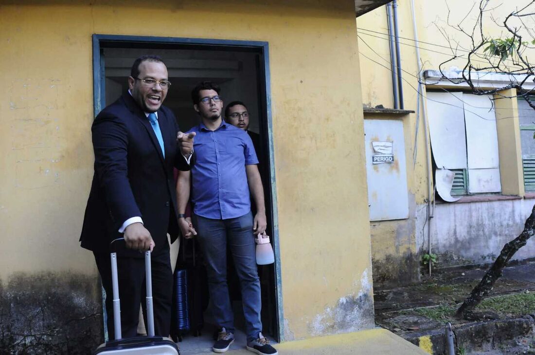 Danilo Paes ao lado do seu advogado, Rafael Nunes, saindo do Fórum de Camaraginbe