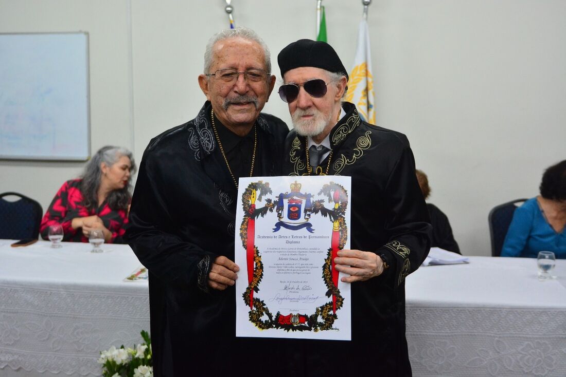 Maestro Ademir Araújo, o formiga, recebeu o certificado de sua posse na Academia de Artes e Letras de Pernambuco das mãos do presidente da casa, Moisés da Paixão