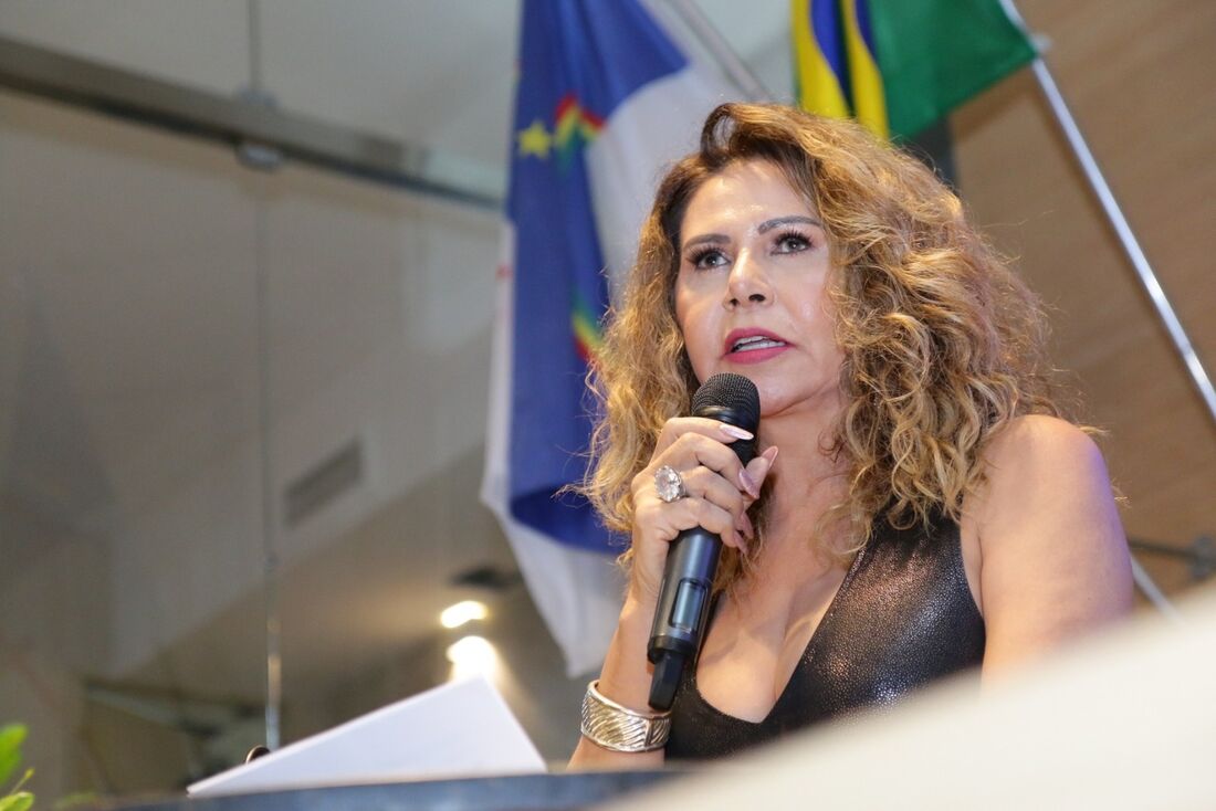 Cantora e compositora Cristina Amaral discursa na Câmara do Recife em solenidade de homenagem