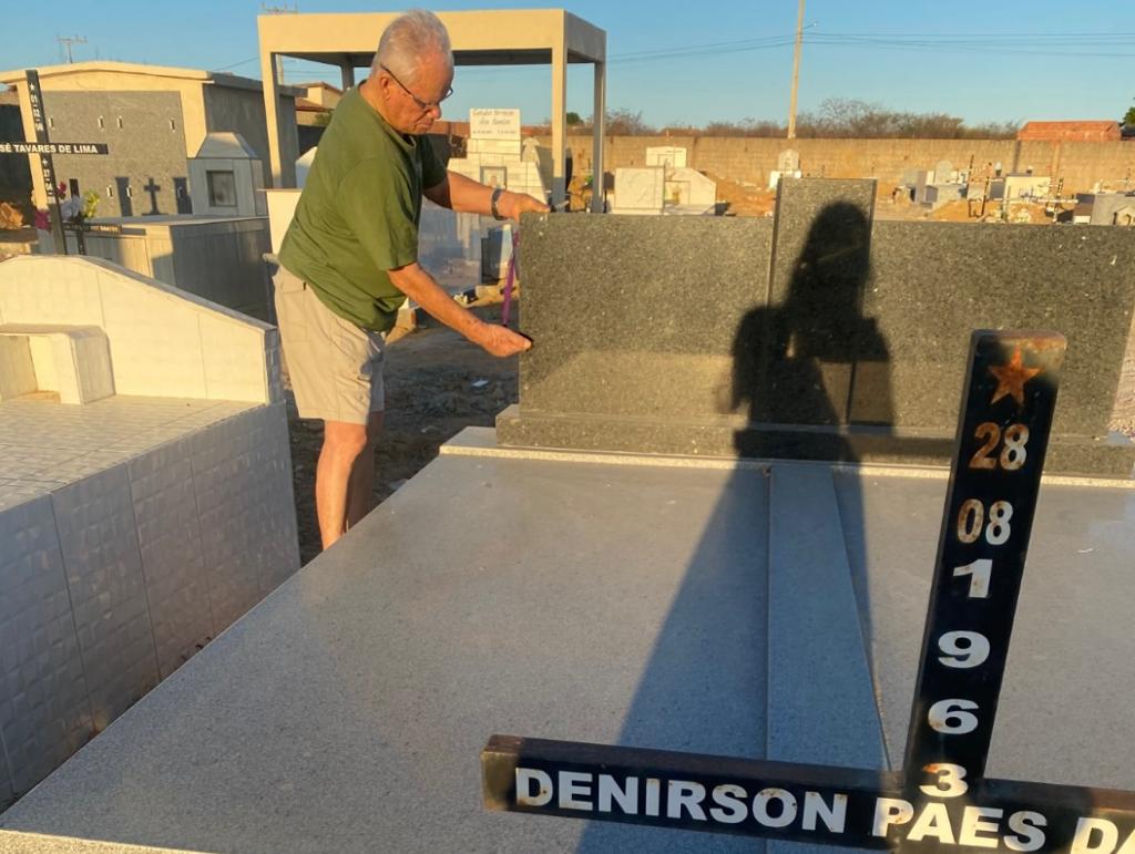 Francisco Ferreira junto ao túmulo do filho, Dernison Paes; médico foi enterado em cidade na Bahia