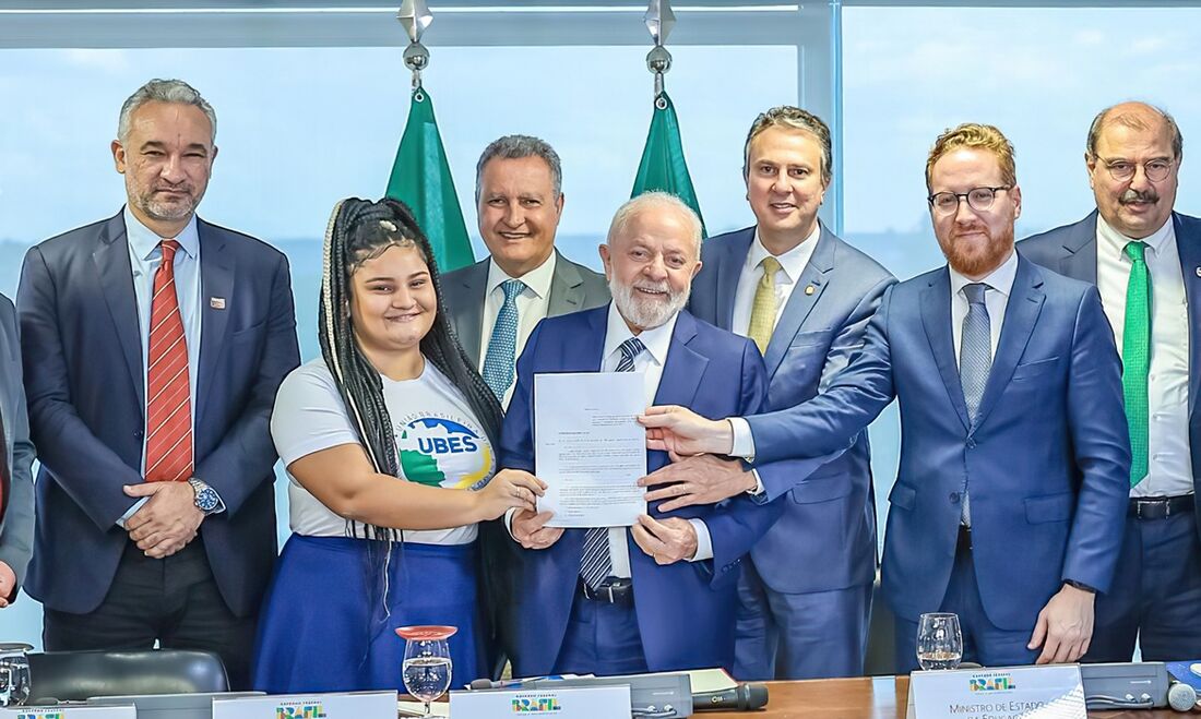 Lei com diretrizes para a Política Nacional de Ensino Médio