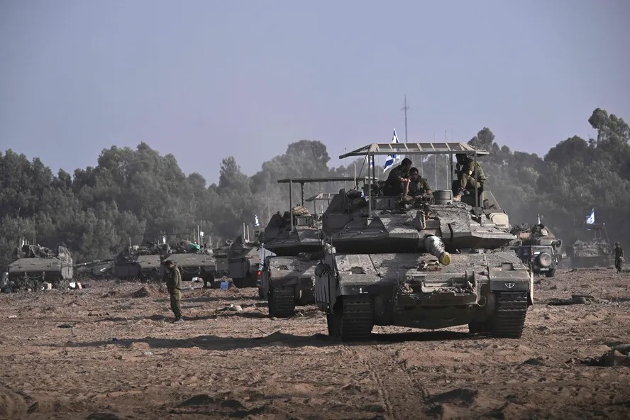 Veículos blindados e tanques militares israelenses na fronteira de Israel com Gaza