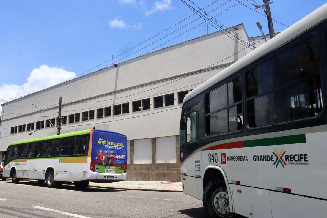 Movimentação de ônibus nas ruas do Recife